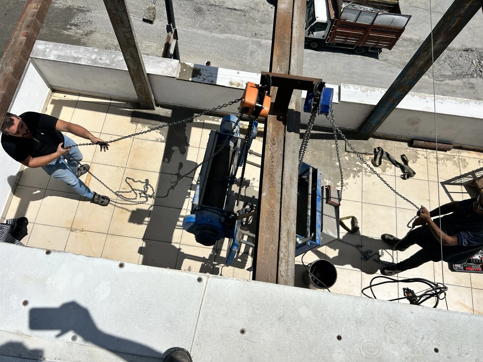 5 ton gezer köprülü vinç bakımında kaldırma makinesinin konumlandırılması