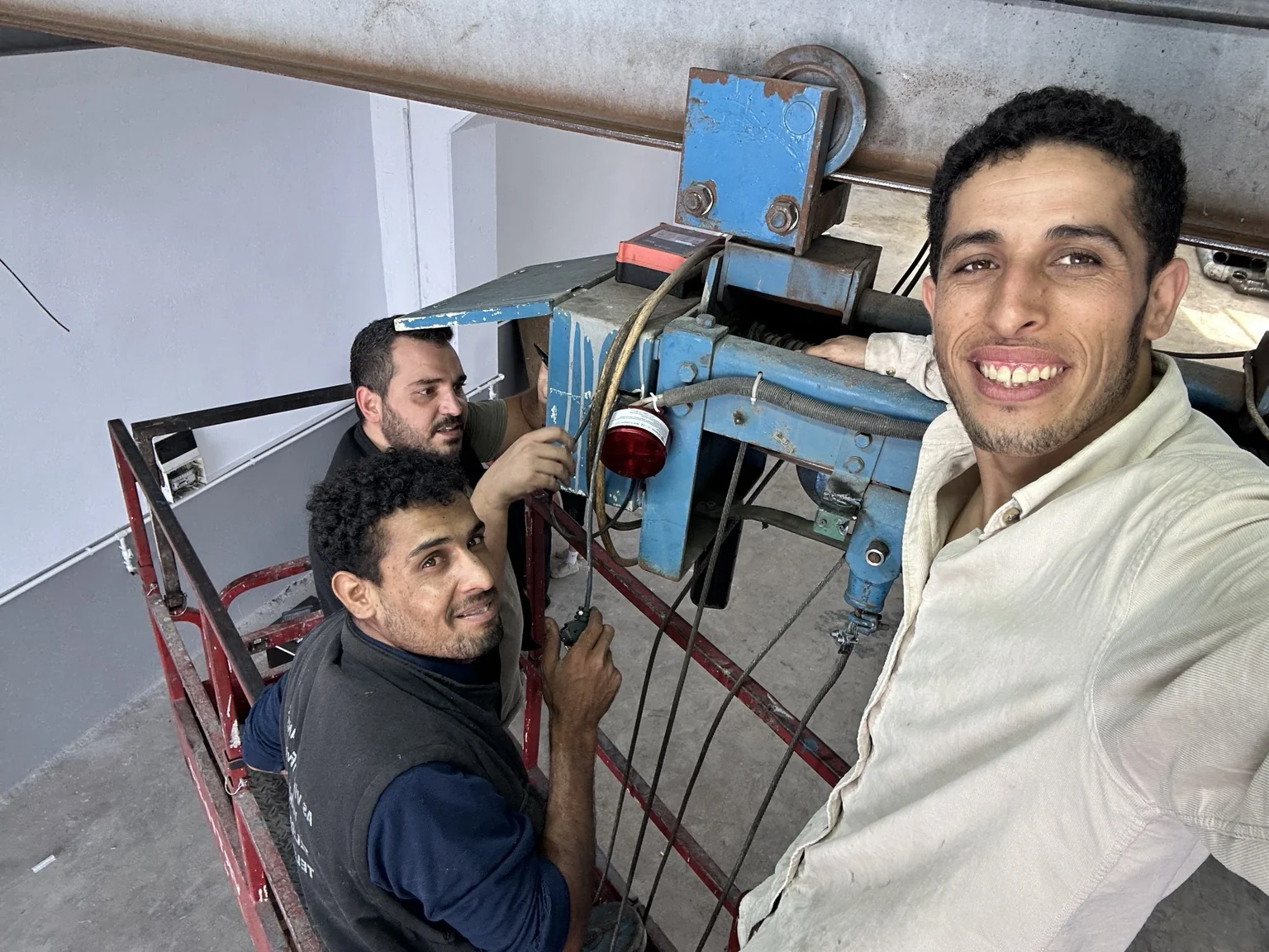 Enzo Dekor 5 ton gezer köprülü vinç servis ekibi